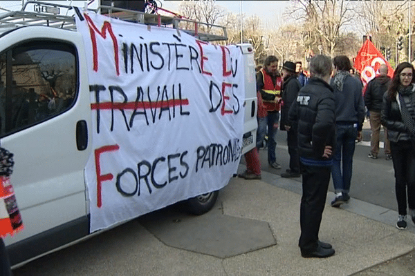 Jeudi matin, ils étaient entre 1000 et 1500 jeunes et salariés à manifester contre la Loi Travail dans les rues de Clermont-Ferrand.