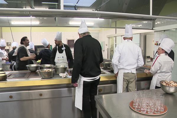 Du monde derrière les fourneaux dans le restaurant éphémère de France Travail, ce 19 mars 2024, près de Saint-Brieuc