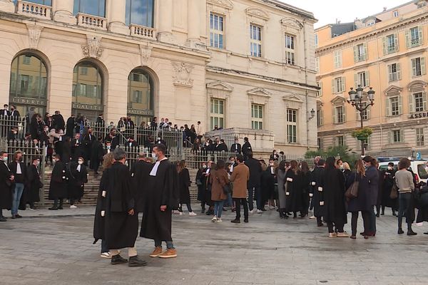 Ce matin, devant le palais de justice de Nice.