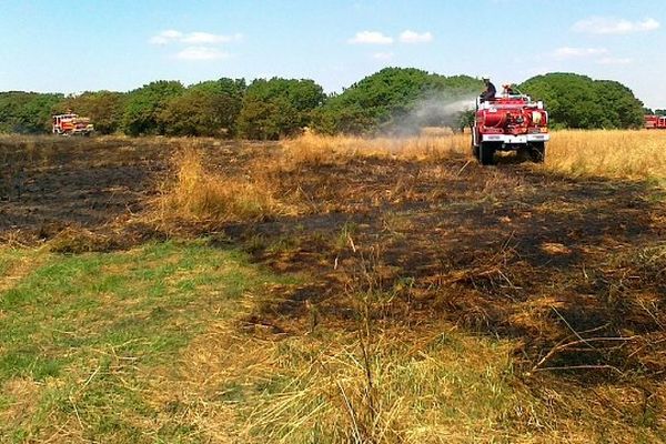 Le feu a été éteint et reste sous contrôle des pompiers