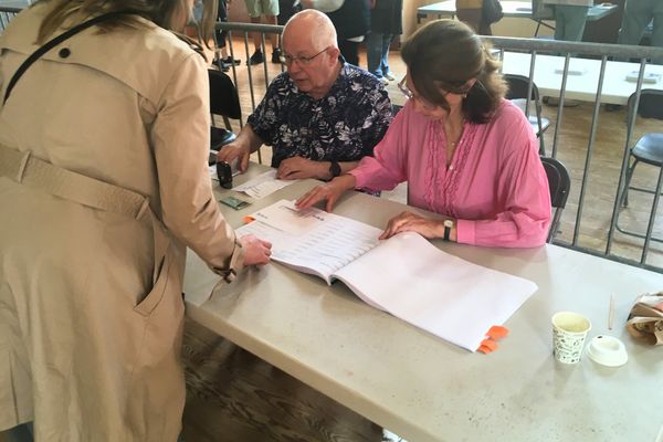 Un bureau de vote à Reims