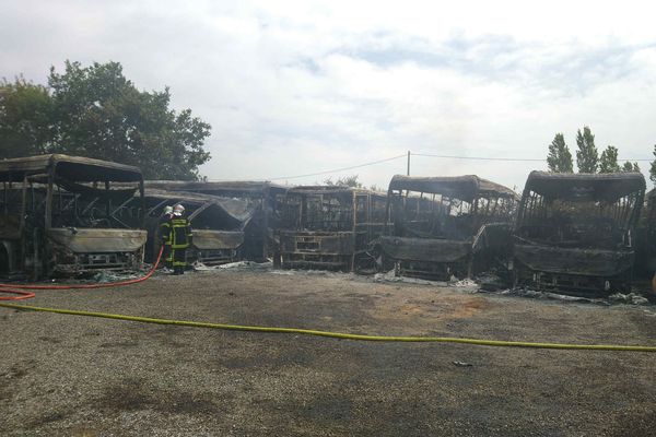 Un incendie a ravagé une dizaine d'autocars à Saint-Lys, près de Toulouse. juillet 2021.