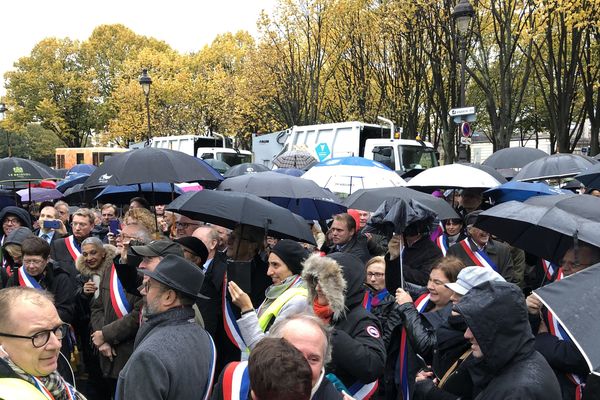 Le rassemblement des maires franciliens contre la disparition des services publics de proximité a pris place samedi 10 novembre, devant l'Assemblée nationale à Paris.