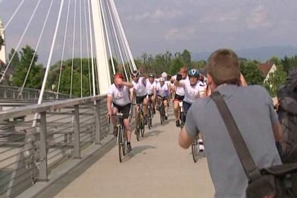 Les cyclistes ont franchi hier la passerelle reliant la ville allemande de Kehl à celle de Strasbourg..