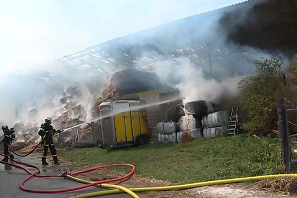 Intervention des pompiers du SDIS 80 lors de l'incendie du centre équestre de Saveuse à côté d'Amiens le 16/09/2019