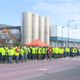 Des centaines de salariés en grève, de la coopérative Isigny Sainte-Mère, se sont rassemblés, ce lundi 18 mars 2024, devant le site d'Isigny-sur-Mer (Calvados).