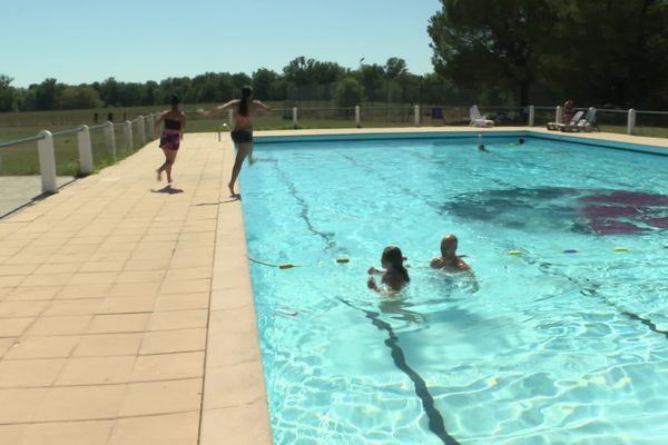 La piscine a la campagne girondine pour décor.