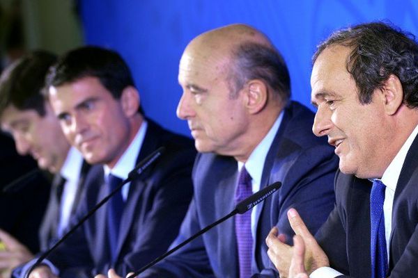 Michel Platini, président de l'UEFA, aux côtés d'Alain Juppé, président du comité des villes-hôtes, le 23 octobre 2014 à Bordeaux