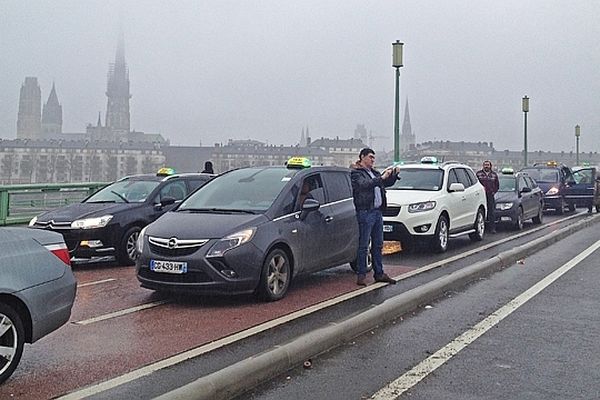 10 janvier à 10h40 :rassemblement des taxis sur les quais rive gauche de Rouen