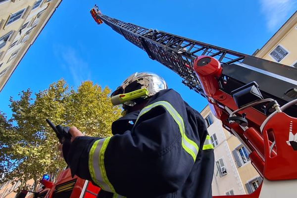 Le feu était éteint aux environs de 14h.