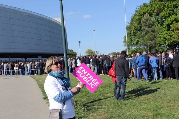 Les partisans d'Emmanuel Macron à Nantes, mercredi 19 avril en soirée  