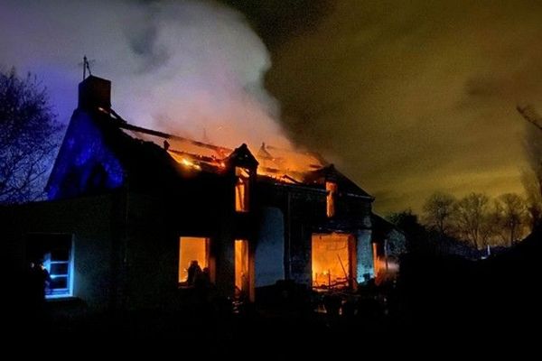 La maison était déjà totalement embrasée lorsque les pompiers sont arrivés.