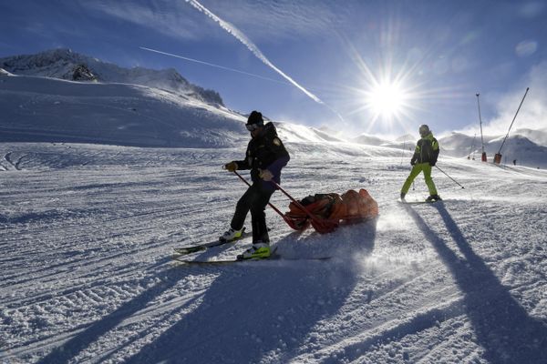 Le nombre d'accidents de ski est en hausse en Haute-Savoie, en raison du faible enneigement. La couche de neige est fine et verglacée sur certains versants. Photo d'illustration