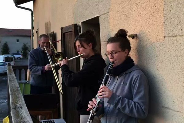 Au Monastier-sur-Gazeille, en Haute-Loire, c’est tout un village qui joue au balcon des airs cuivrés chaque soir à 20 heures