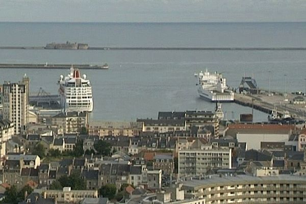 La rade de Cherbourg ce mardi matin. Trois des huit navires de la Brittany Ferries, le Cotentin, le Mont-Saint-Michel et le Normandie express, sont toujours à quai ce mardi