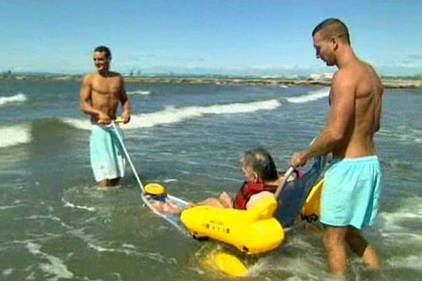 Grau-du-Roi (Gard) - les personnes handicapées peuvent se baigner en toute sécurité - août 2014.