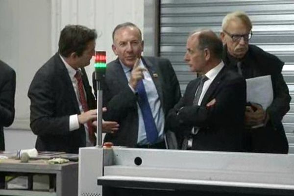 Pierre Gattaz, au centre, lors de sa visite de l'entreprise de boîte aux lettres Decayeux, le 18 juin 2015 à Feuquières-en-Vimeu. 