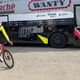 Adrien Petit devant le bus de son équipe, actuellement à l'entraînement en Espagne.