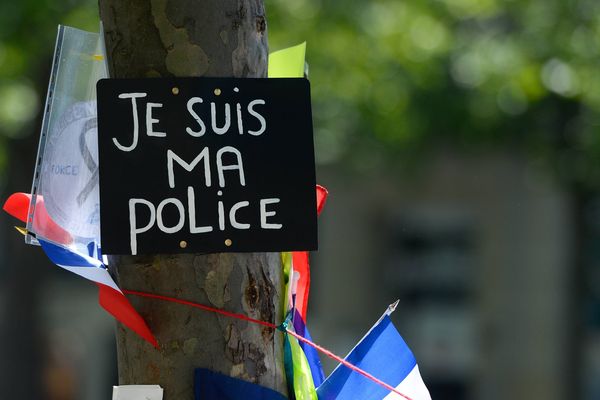 Fin avril 2017, des fleurs ont été déposées sur les Champs-Elysées pour rendre hommage à Xavier Jugelé, le policier tué par Karim Cheurfi au début du mois.