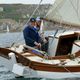 Alain Sévellec sur le Frétois, son cotre construit en 1934 par le chantier Tertu sur la presqu'île de Crozon