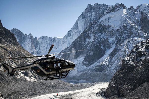 Un hélicoptère du PGHM de Haute-Savoie durant un exercice sur le massif du Mont-Blanc en 2015. Photo d'illustration. 