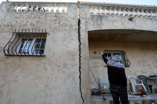 Une maison fissurée après un épisode de sécheresse dans le département des Alpes-Maritimes.