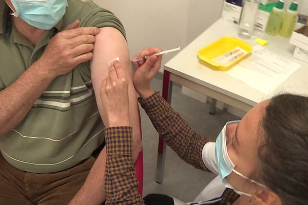 C'est le premier centre de vaccination a avoir ouvert ses portes le 8 janvier dernier dans les Pyrénées-Orientales. A Err, pas loin de Font Romeu, le centre est resté ouvert en ce jour férié du 1er mai. Une opportunité pour des profils jusque-là privés de vaccin. 