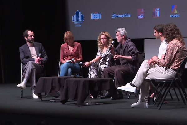 Thierry de Peretti et une partie de son équipe sur scène, lors de la présentation d'A son image à Cannes.