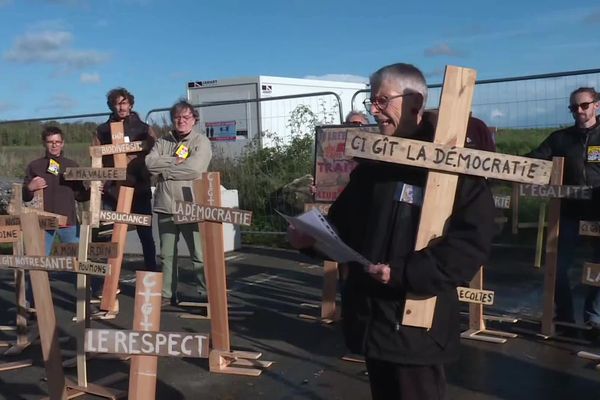 Sous forme de happening, les militants du collectif Stop Rockwool veulent interpeler le Président de la République à la veille de sa venue dans l'Aisne pour l'inauguration de la Cité internationale de la langue française.