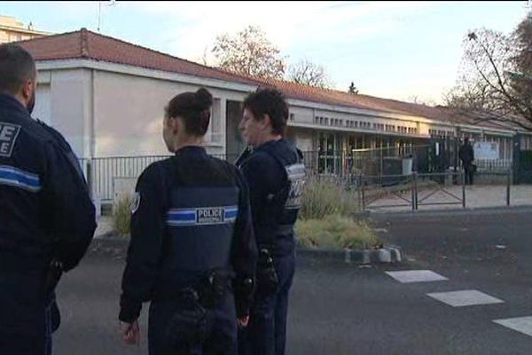 Trois policiers municipaux veillent devant l'école Montjoly de Chamalières (63).