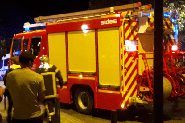 Une quinzaine de pompiers sont intervenus pour circonscrire le feu vers 1h15 du matin.