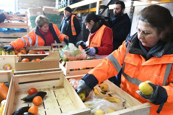 Des "gilets oranges" en plein travail de tri