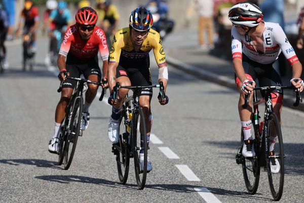 Nairo Quintana toujours 6e du classement général. Le grimpeur colombien de l'équipe bretonne Arkéa ici avec deux de ses rivaux Primoz Roglic et Tadej Pogacar lors de la 8e étape vers Loudenvielle.   