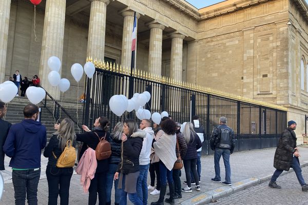 Après l'énoncé du verdict, la famille d'Amar Bey a lâché des ballons blancs devant le palais de justice de Bordeaux où s'est tenu le procès du 10 au 15 mars 2023.