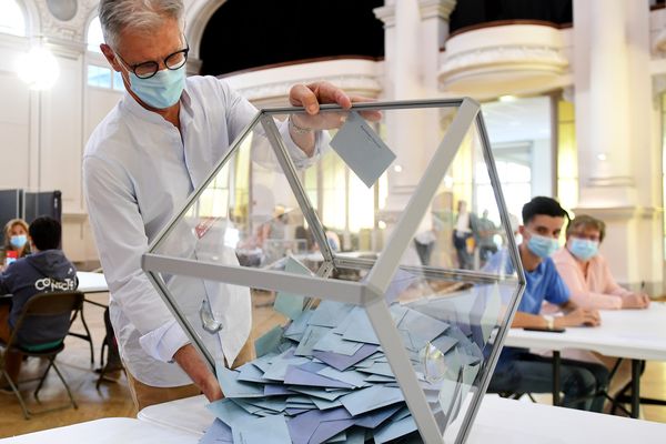 Bourg-en-Bresse, 20 juin 2021 : Dépouillement des bureaux à la salle des fêtes, le 1er tour du scrutin départemental est majoritairement favorable à la majorité sortante, fruit de l'union de la Droite et du Centre.