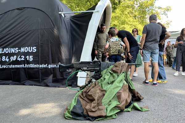 Le "village aux armées" à Besançon