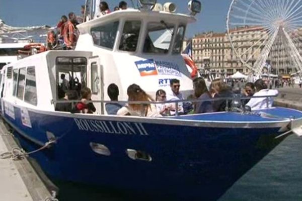 Touristes et Marseillais apprécient ce mode de transport et sont nombreux à faire la queue pour embarquer.