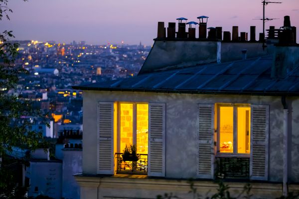 Vue d'un immeuble sur la butte Montmartre