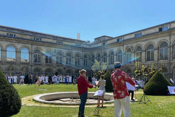 Une quinzaine d'artistes de l'Opéra de Bordeaux dans la cour intérieure de l'hôpital St-André à Bordeaux pour offrir une parenthèse musicale au personnel soignant et aux malades isolés