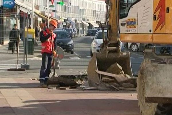 Le premier coup de pelleteuse a été donné lundi matin, place Charles-de-Gaulle, à Royan.