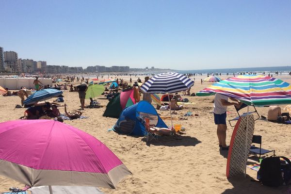 Le littoral vendéen en plein mois d'août, inondé de parasols.