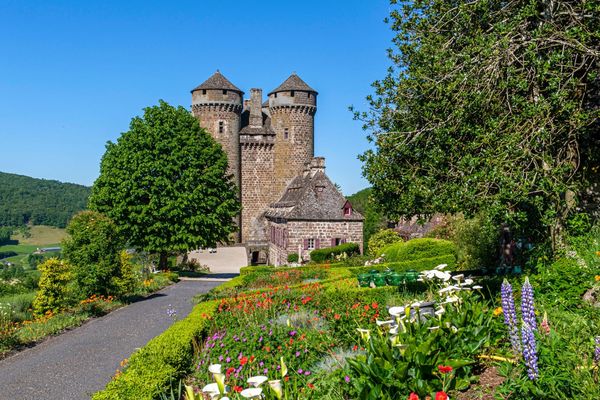 Le château d’Anjony, un joyau du 15ème siècle, se dresse fièrement au cœur du Parc Naturel Régional des Volcans d’Auvergne.