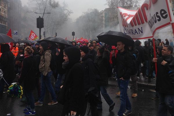 Les manifestants toulousains sous la pluie