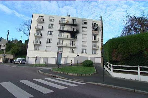 Le feu s'est déclaré au deuxième étage de cet immeuble de la rue Cavée Haize. Deux appartements du 3è ont été particulièrement touchés. 