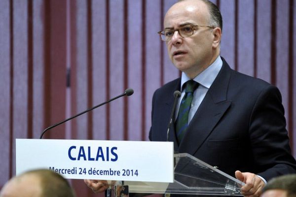 Bernard Cazeneuve à Calais en décembre 2014.