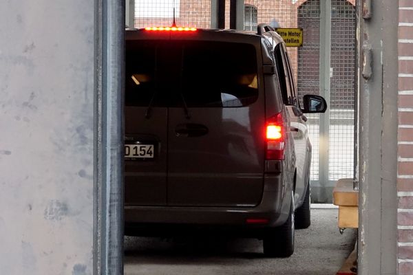 Neumunster(Allemagne) - le convoi policier de Carles Puigdemont arrive au centre de détention - 26 mars 2018.