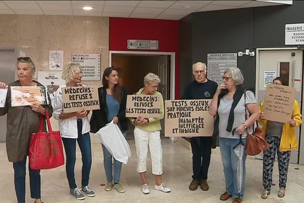 Une dizaine de personnes ont manifesté jeudi devant l'hôpital Louis Pasteur de Chartres contre les tests osseux pour déterminer l'âge de jeunes migrants.