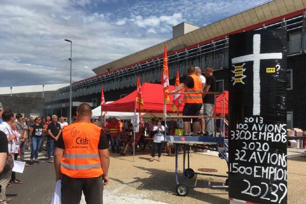 A l'aéroport d'Aulnat, près de Clermont-Ferrand, environ 200 personnes manifestent ce vendredi 10 juillet contre le plan de restructuration annoncé par Air France.