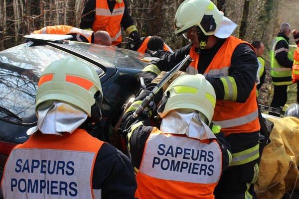 Les pompiers du Sdis 17 en  pleine intervention dans un accident de la route