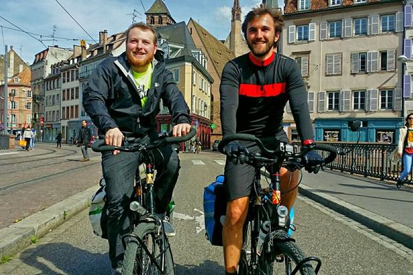 Les deux étudiants à vélo